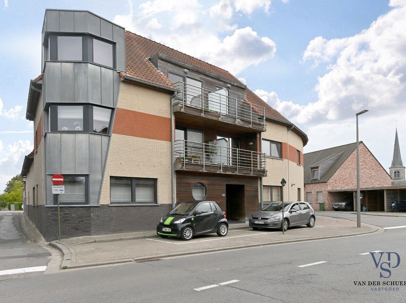 Ruim en lichtrijk appartement, met een aangenaam terras. <br />
Bovendien is er een multifunctionele ruimte die perfect kan dienen als tweede slaapkam