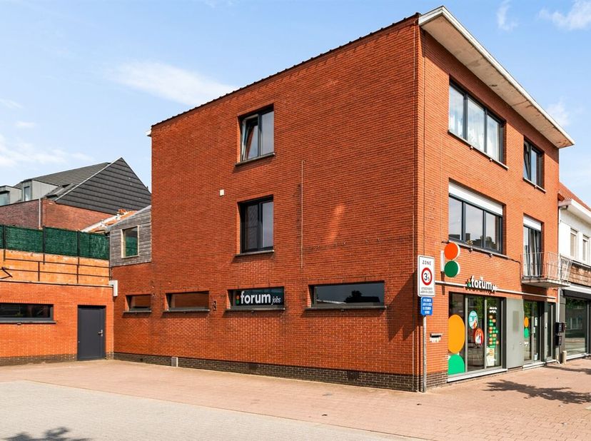 Rez-de-chaussée commercial situé au centre de la ville avec un sous-sol utile<br />
Aménagement :<br />
Rez-de-chaussée :<br />
Hall d'entrée, plusieu