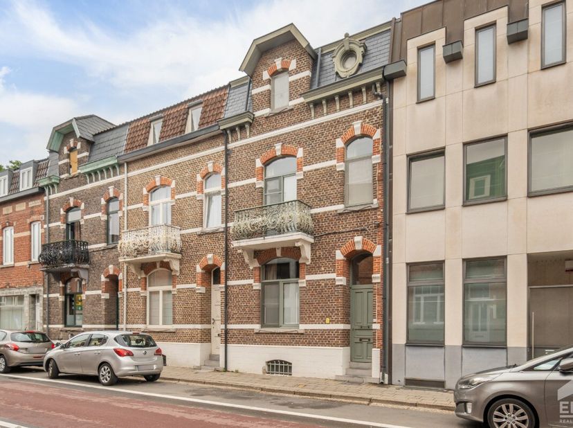 [[ DIT PAND NEEMT DEEL AAN DE ERA OPEN HUIZEN DAG OP 19/9 VAN 9:30 TOT 10:30 ]] Dit unieke herenhuis is gelegen op een absolute toplocatie op wandelaf
