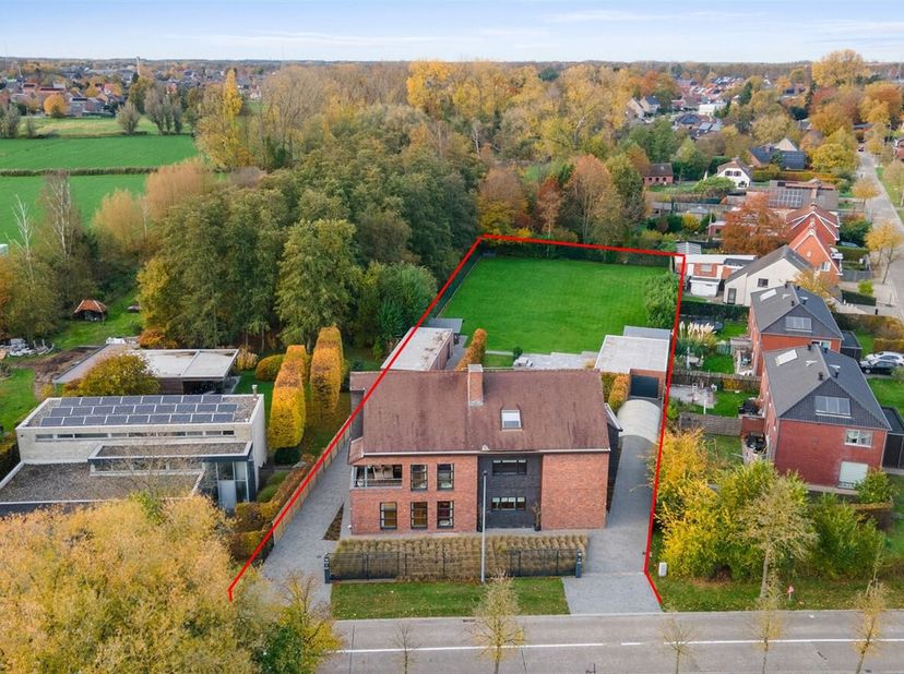 Nabij het centrum gelegen meergezins- of kangoeroewoning bestaande uit 2 volwaardige wooneenheden. Lift aanwezig, dienstig van kelder tot zolder !<br