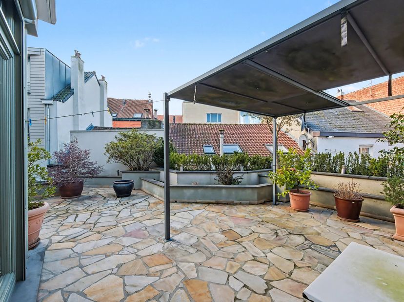 Dit prachtige huis is ideaal gelegen op een steenworp van het Flageyplein en de Étangs d'Elsene. Het ligt op een uitzonderlijke locatie in het hart va