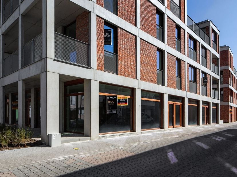 Centraal gelegen nieuwbouw handelspand, casco opgeleverd!<br />
<br />
Bent u op zoek naar een ideale locatie voor uw bedrijf? Deze handelsruimte va