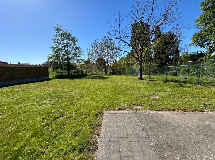 Situé à HEERS, sur la Nieuwe Steenweg 15 A, Qspot vous propose cet agréable espace polyvalent, parfaitement adapté à divers projets tels que des burea