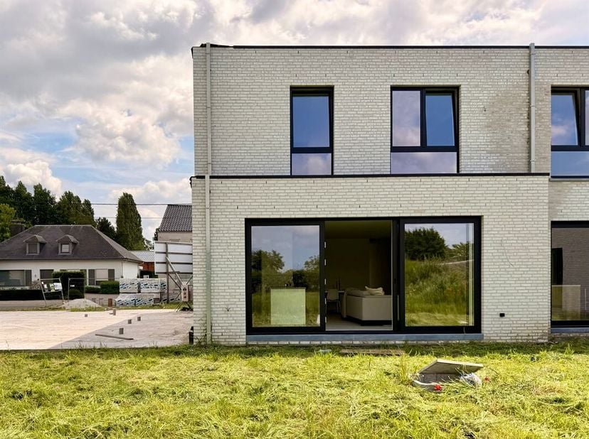 Deze volledig afgewerkte gesloten bebouwing (lot 2) maakt deel uit van het project Mosselbank gelegen te Vrasene met 4 wooneenheden. U beschikt over e
