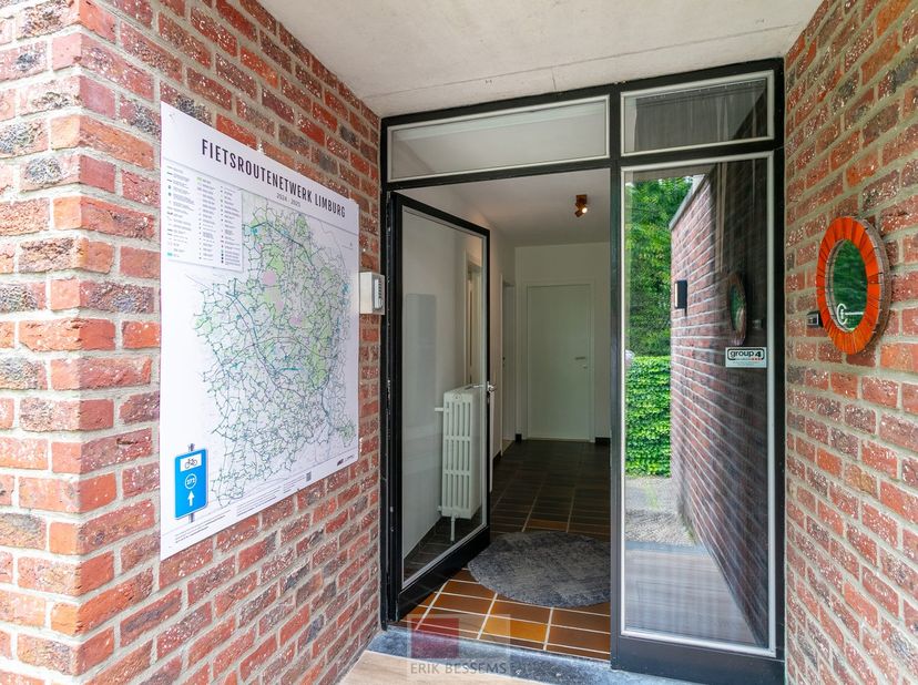 Instapklare, volledig onderkelderde bungalow, gelegen op een royaal perceel van 731 m², met een bewoonbare oppervlakte van ca. 159 m². De woning besch