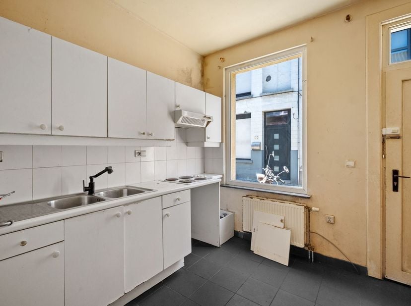 Te renoveren woning met 2 slpks en koer in 't Looks!<br />
<br />
Deze charmante te renoveren woning is gelegen in de Regenboogstraat, in de gezelli