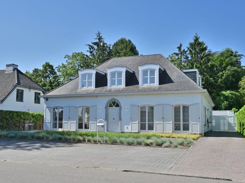 Deze stijlvolle en bijzonder ruime villa, verbouwd in 2026, is gelegen in één van de meest gegeerde residentiële villawijken van Lanaken, direct grenz