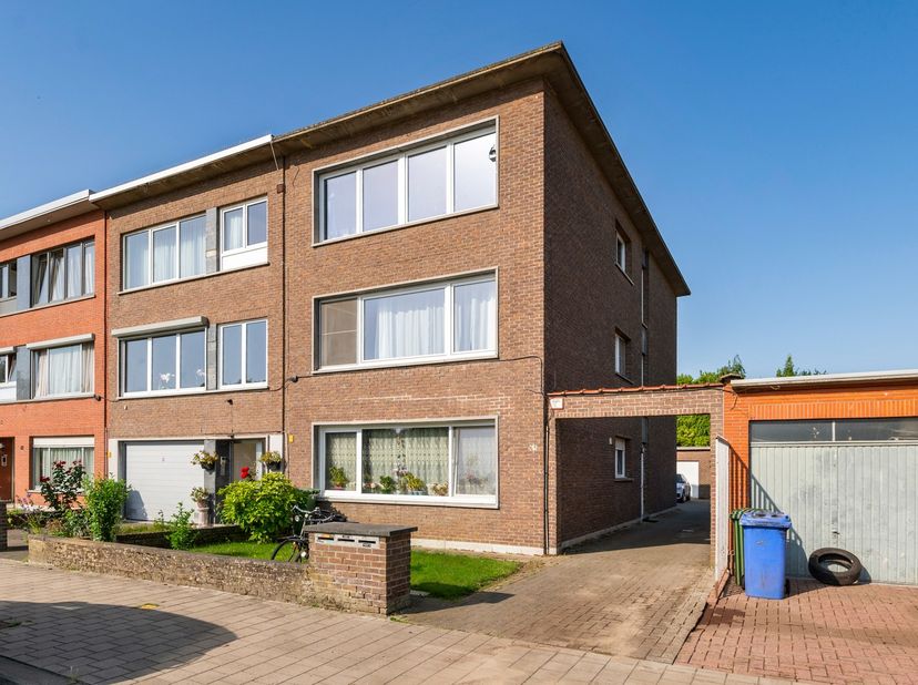 Op de tweede verdieping van een verzorgd gebouw bevindt zich dit lichtrijke hoekappartement met een prachtig vrij uitzicht over groen. De ligging comb