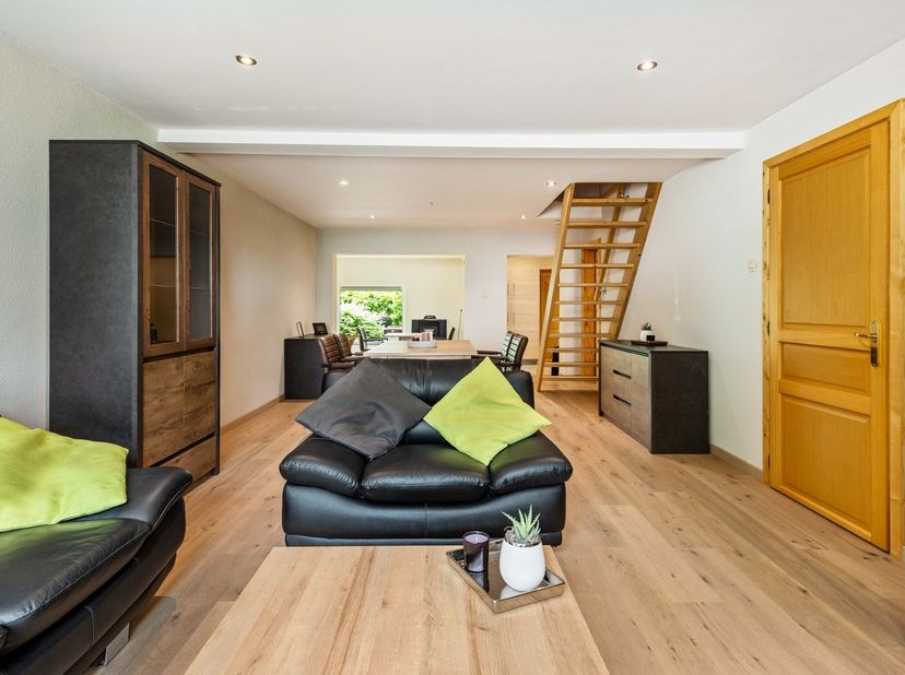 Deze woning geniet van een gunstige ligging in Tessenderlo-Ham, vlak bij de E313. Dankzij de vlotte verbindingen bereikt u eenvoudig omliggende steden