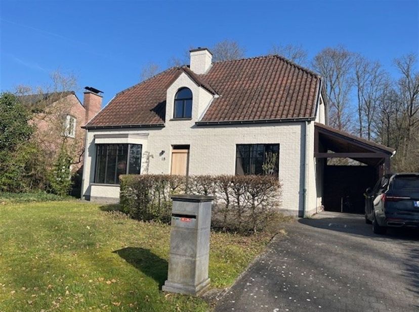 Prachtige woning met 3 slpk, grote tuin. Rustig en landelijk gelegen te Oelegem.<br />
Indeling: <br />
Gelijkvloers: inkomhal, gasten toilet, toegang