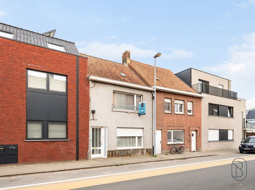 Te koop: goedgelegen woning met grote zongerichte tuin en ruime garage op een perceel van 842m²!<br />
Deze zeer degelijke en goed onderhouden woning