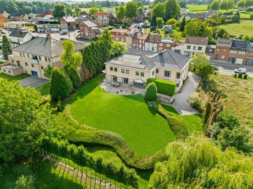 Cette maison spacieuse et confortable offre tout ce dont vous avez besoin pour vivre de manière moderne. Avec un espace de vie lumineux, une cuisine m