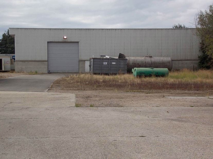Magazijn van 1800m² gelegen op het industrieterrein Genk-Zuid, op enkele kilometers van zowel de E313 als de E314 (met directe verbindingen naar Antwe