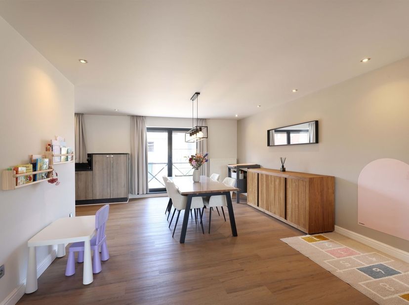 Verrassend ruim en energiezuinig appartement met 3 slaapkamers, terras én garagebox op gunstige locatie<br />
<br />
Omgeving:<br />
+ Centraal en