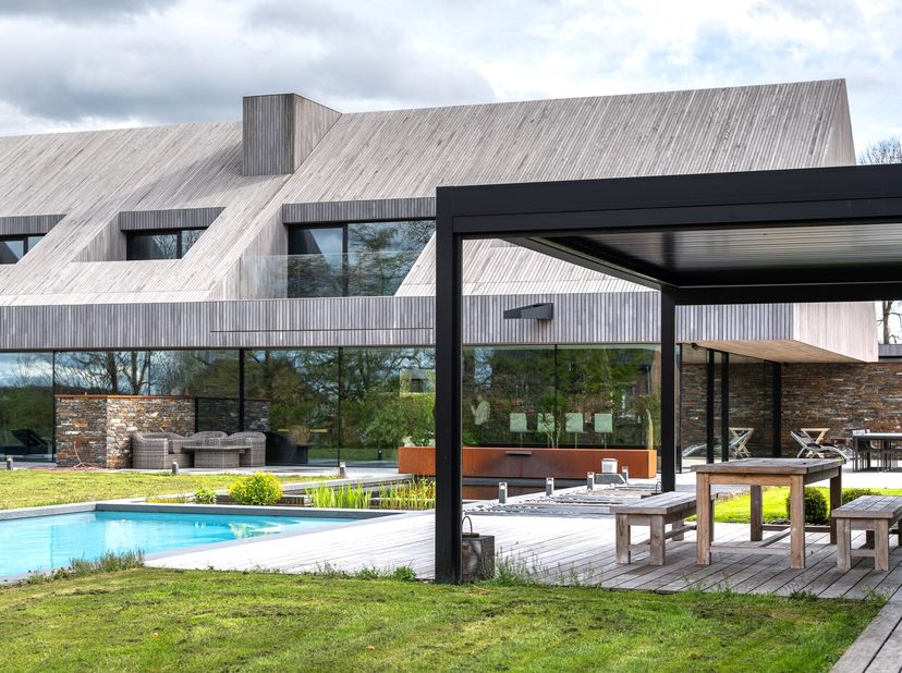 Genesteld tussen de befaamde thermen van Spa en het beroemde circuit van Francorchamps, in de idyllische en gewilde omgeving van Sart-lez-Spa, ligt ee