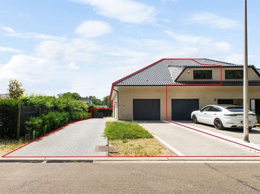 Halfopen gezinswoning met inpandige garage op een rustige toplocatie in Maasmechelen <br />
Bent u op zoek naar een instapklare gezinswoning waar ruim