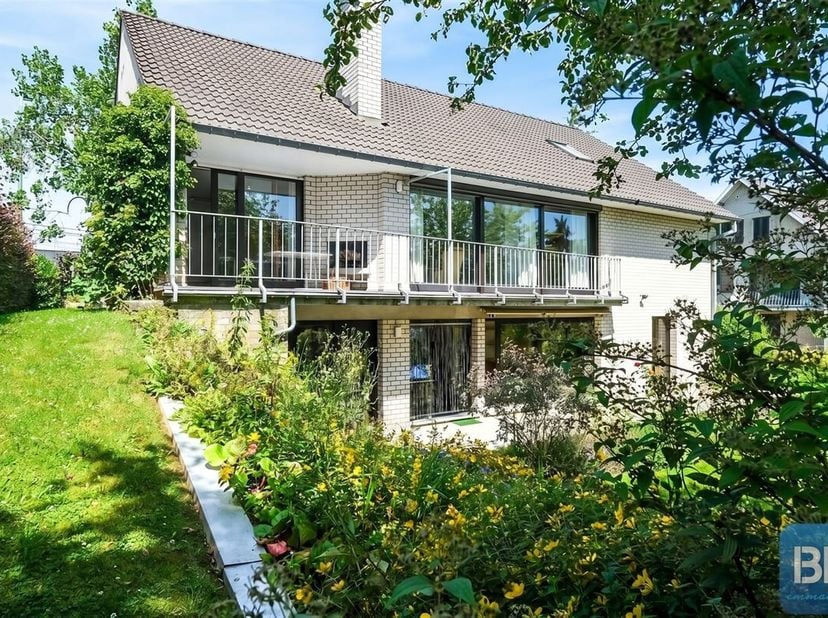 ***** OPTION ***** <br />
À deux pas du centre de Beaufays, une spacieuse villa d'architecte de 4 à 6 chambres qui se prête parfaitement au principe d