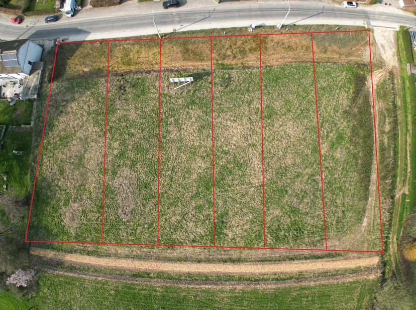 Ideaal gelegen op het platteland in een zeer rustige omgeving, prachtig uitzicht op de velden, nieuw bouwgrond voor een ruime woning met 3 gevels. Zee