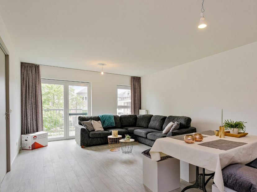 Mooi 1-slaapkamerappartement met terras te huur in Geel:Indeling: Inkomhal, apart toilet, wasplaats/berging, woonkamer met open keuken, terras, slaapk