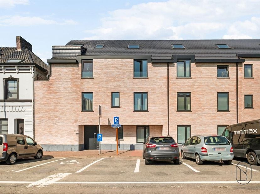 Perfect gelegen nabij alle voorzieningen, in het hart van het gegeerde dorp Dottenijs, bestaat dit mooie recente appartement (2023), voorzien van alle