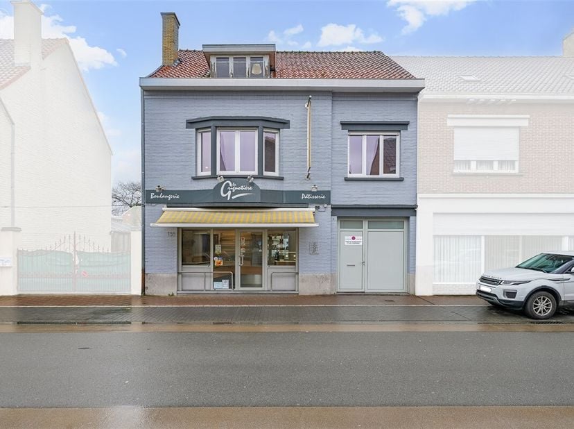 Très bel ensemble immobilier composé d'un commerce d'env. 180m² et d'une partie habitation d'env. 128m².<br />
Le commerce comprend un espace de vente