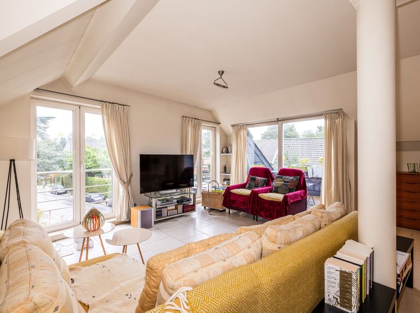 Op de 2e verdieping rechts treffen we dit ruime en instapklaar 1 slaapkamer appartement van 103 m² met leuk terras (Bj: 1998). Gesitueerd pal in het c