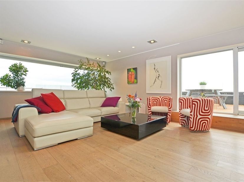 Dit exclusieve penthouse, gelegen op de achtste verdieping, werd volledig gestript en heringericht in ±2007-2008 met focus op ruimtebeleving en duurza