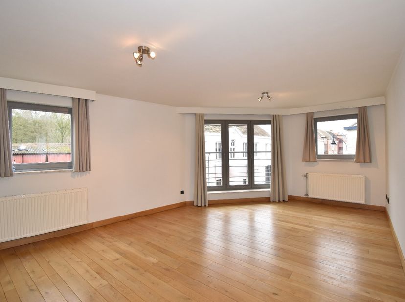 Het appartement is gelegen op de 1ste verdieping in het centrum van Maldegem op wandelafstand van het gemeentelijk park.<br />
In de nabije omgeving v