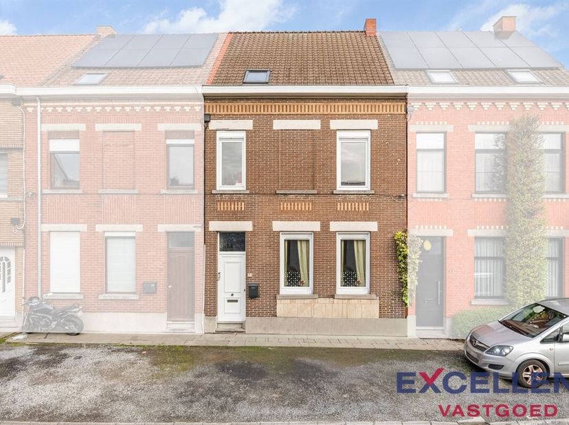 Deze charmante en verrassend ruime woning in Ronse combineert authentieke elementen met hedendaags comfort en biedt tal van mogelijkheden voor gezinne