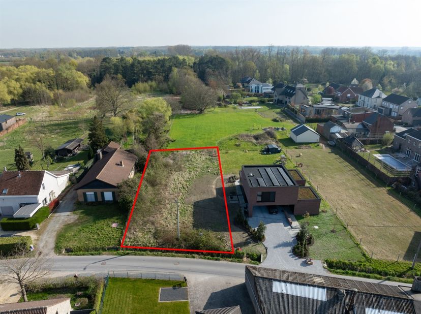 Bouwgrond te koop  858 m² voor open bebouwing<br />
<br />
Deze bouwgrond biedt een uitstekende basis voor het creëren van uw droomhuis, met alle no