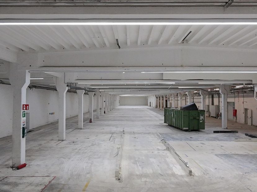 <br />
Deze site te Zwijnaarde is gelegen op toplocatie, aan de op-en afrit van zowel de E40, E17 en R4!<br />
<br />
Momenteel zijn volgende magazijn