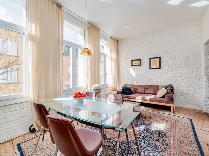 Maison polyvalente, prête à être emménagée, avec 3/4 chambres à coucher et une terrasse sur le toit. L'espace/chambre au rez-de-chaussée pourrait parf