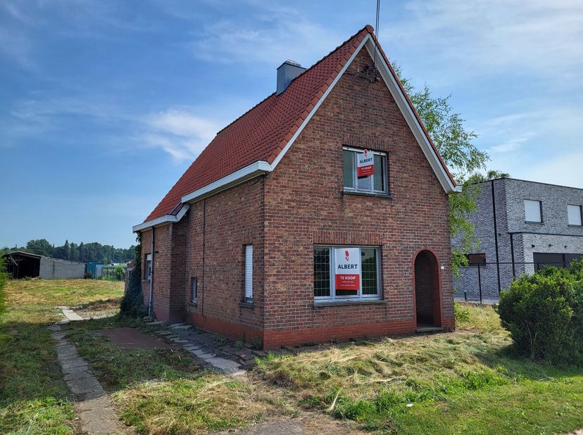 Bouwgrond voor nieuwbouwproject – centraal gelegen langs belangrijke verkeersas in Zedelgem<br />
Op zoek naar een strategisch gelegen eigendom met po