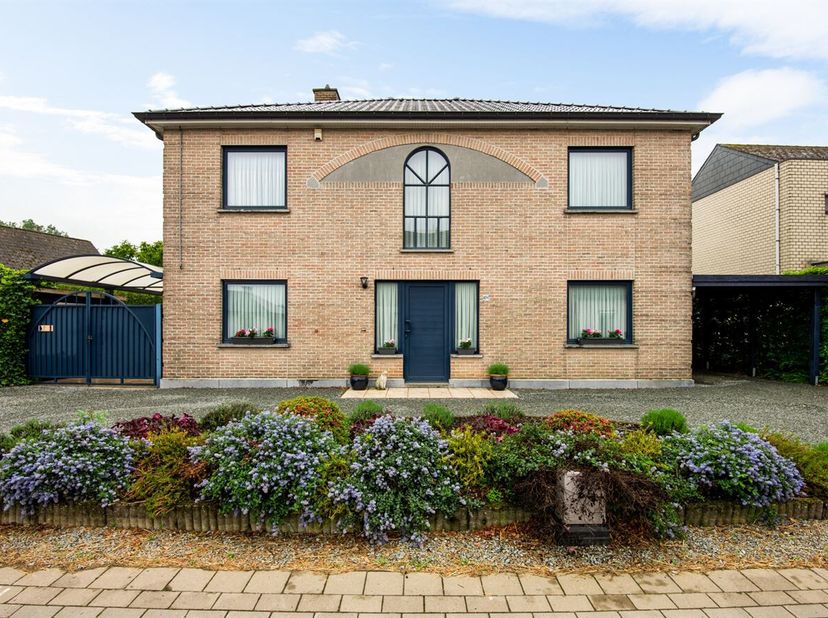 De woning bevindt zich in een rustige, aangename omgeving vlakbij winkels, scholen en andere belangrijke voorzieningen. Bovendien bereikt u het centru