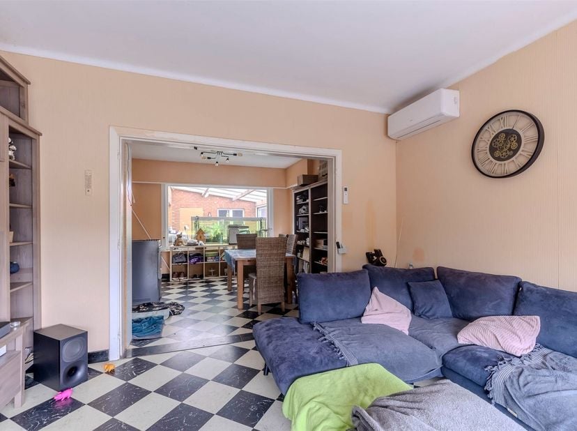 Open bebouwing met 3 slaapkamers en ruime tuin in Herselt<br />
<br />
Bij binnenkomst betreedt u de inkomhal, die toegang biedt tot de bovenverdiep