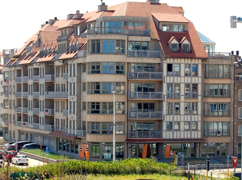 Residentie Zeebos is gelegen in een rustige buurt op 50 meter van het strand.<br />
<br />
Indeling:<br />
<br />
ruime inkomhal<br />
leefruimte met