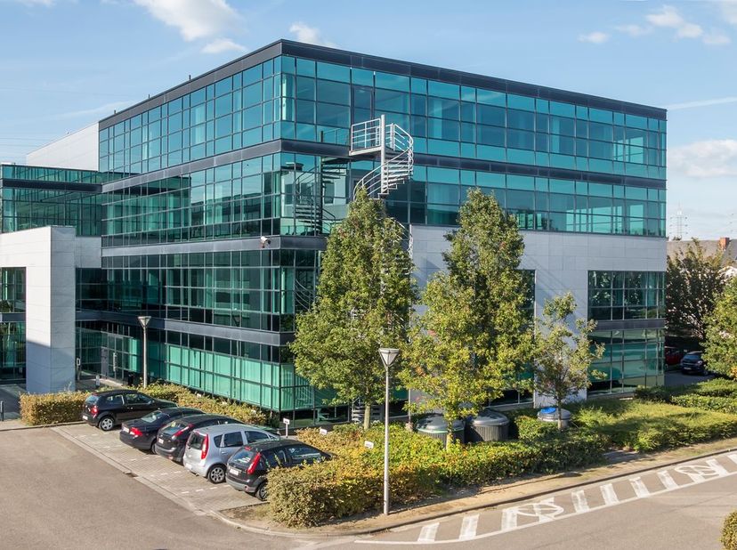 Bureau de 744 m² à Vilvorde est idéalement situé à la première sortie de l'E19 en direction d'Anvers, à proximité du Ring de Bruxelles (R0), offrant u