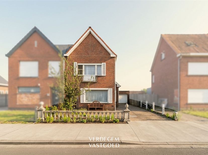 Ligging<br />
Je woont hier in een rustige straat aan de rand van Zelzate. <br />
Achteraan kijk je uit over de velden, terwijl het centrum met wink