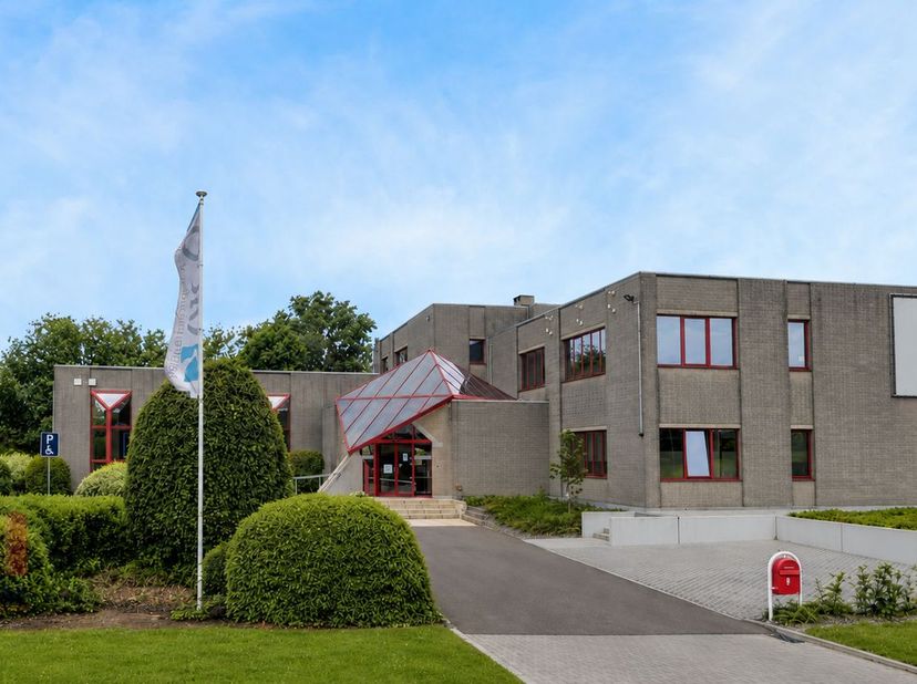 Espace de bureaux de 186 m² à louer à Zellik, bénéficiant d’un emplacement particulièrement stratégique et facilement accessible. Grâce à la connexion