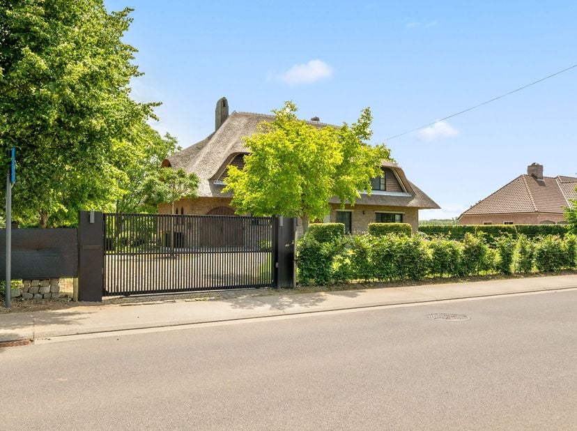 Bent u op zoek naar een woning die ruimte, comfort en karakter moeiteloos combineert? Dan zal deze uitzonderlijke villa in Kortenaken u onmiddellijk w