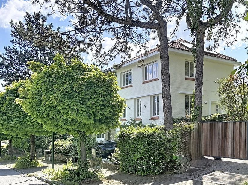 Barnes propose- Quartier de lObservatoire. Cette élégante villa trois façades est rénovée  en profondeur et avec beaucoup de goût en 2022.  Elle dével