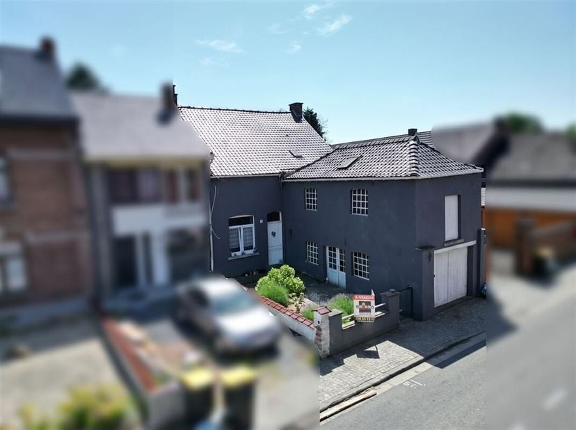 Goede halfvrijstaande woning gelegen in het hart van het dorp Montignies-Lez-Lens op +/- 17 are 90 centiares.<br />
Deze woning dient gemoderniseerd/v
