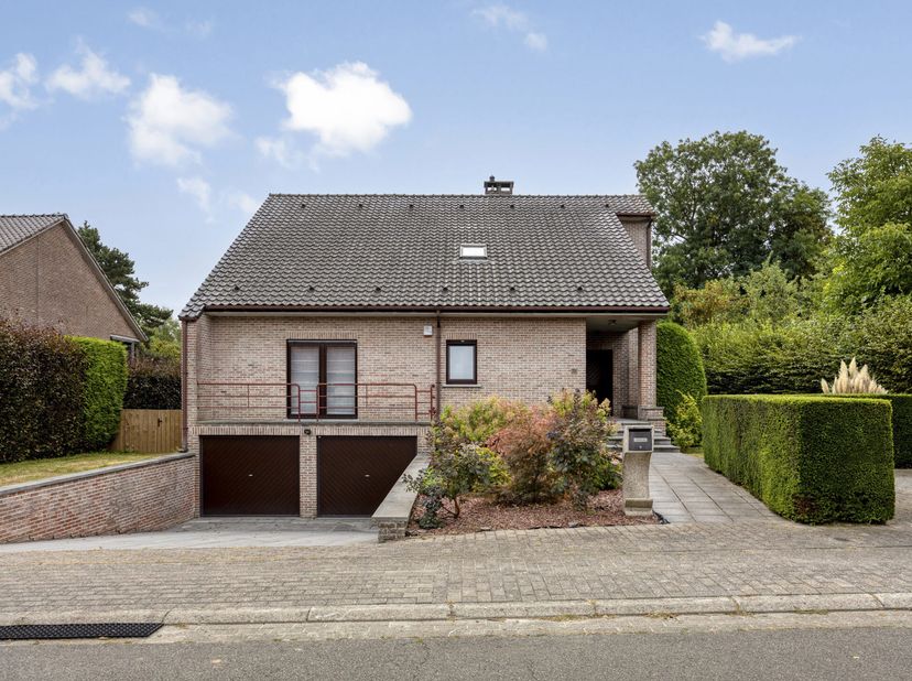 Immo Pické biedt u deze goed gelegen villa aan gelegen in Sint-Pieters-Leeuw, in de nabijheid van winkels, scholen, openbaar vervoer, invalswegen en a