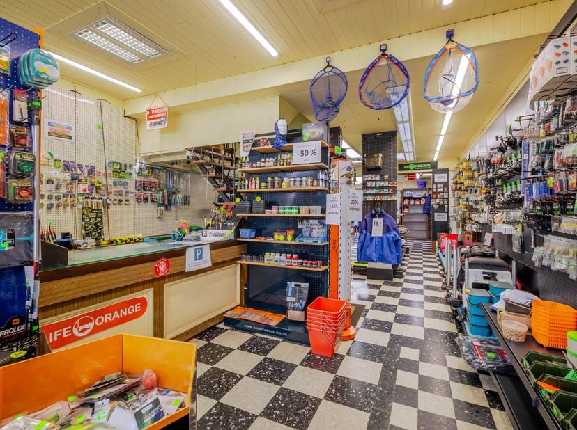 LIGGING<br />
Deze veelzijdige handelswoning met sterke commerciële uitstraling is gelegen aan de Einde Were, op slechts enkele minuten van het histor