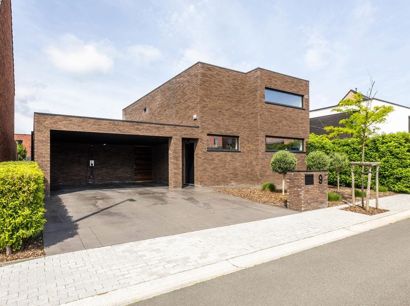 Deze trendy villa van ca. 220 m² werd gebouwd in 2016 met veel aandacht voor het energetische aspect, zonder hierbij het esthetische luik uit het oog
