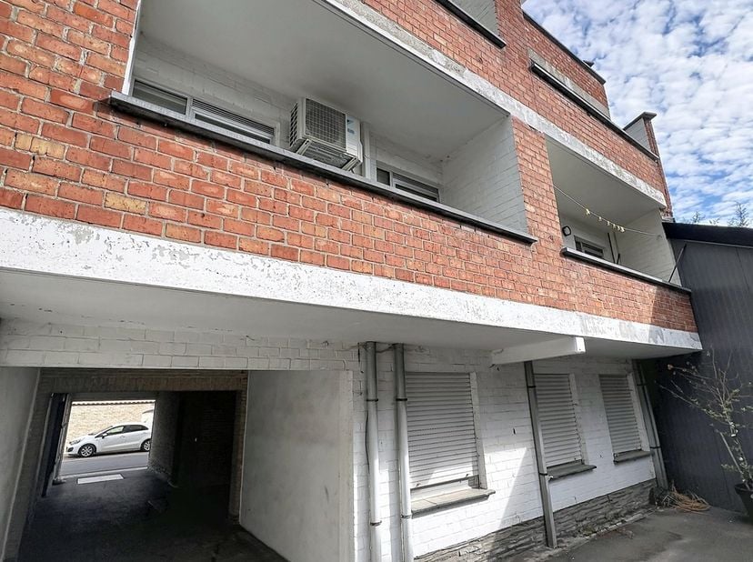 INDELING:<br />
Tweede verdieping (75 m²):<br />
Ruime inkomhal – apart toilet&amp;nbsp; - LICHTRIJKE leefruimte - ingerichte keuken (spoelbak, frigo, gas