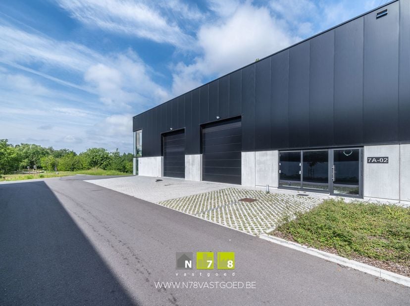 UNIT C18 IN BEDRIJVENPARK OOSTERRING TE GENK.<br />
ALGEMEEN<br />
Dit nieuwe bedrijvenpark is gelegen te Genk en omvat 20 kwalitatieve KMO-units even