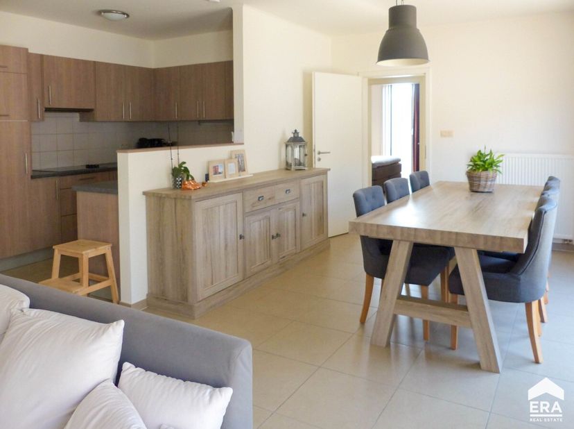 Dit modern, energiezuinig appartement is gelegen op een toplocatie in Lummen (Geneiken), vlakbij het op- en afrittencomplex van de E313 en E314. Het a