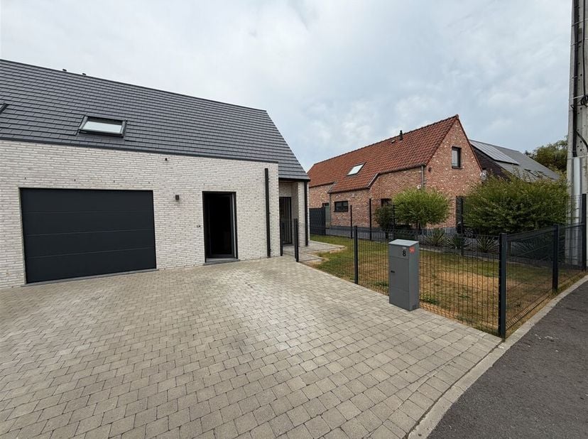 Prachtige woning met 3 slaapkamers, garage en parkeerplaatsen, gelegen in een rustige straat in Blaton (doodlopende straat).<br />
De woning bestaat o