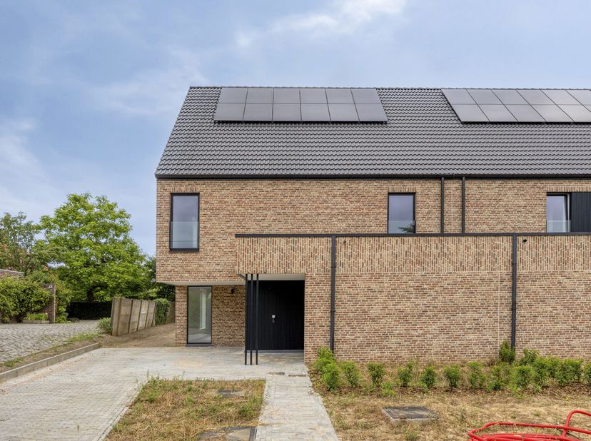 Ontdek deze uitzonderlijk ruime BEN-woning met een E-peil van slechts 10, gelegen in de rustige Zandstraat. Met een bewoonbare oppervlakte van maar li